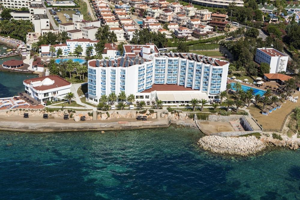 Le Bleu Hotel & Resort - Aerial View