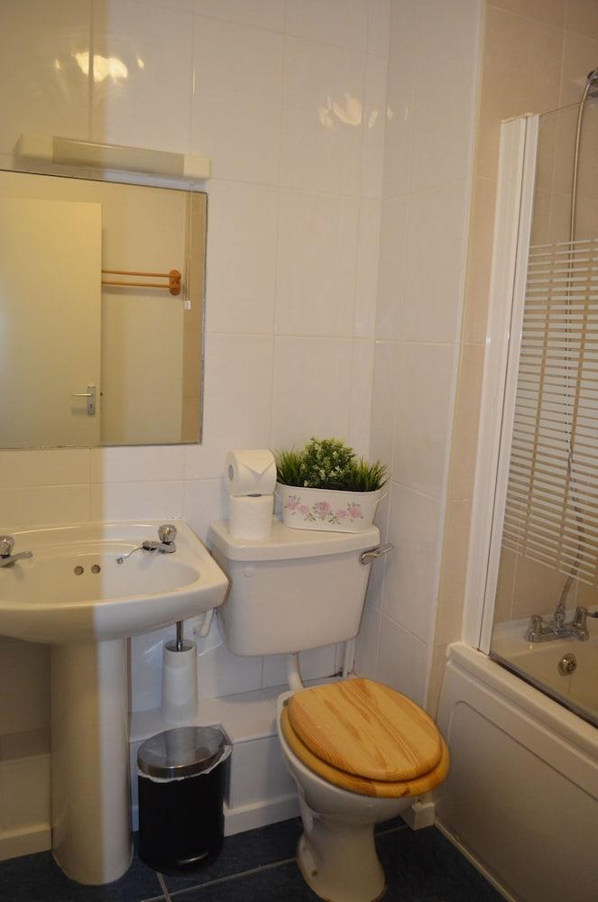 MetroStays - Riverside Apartment - Bathroom
