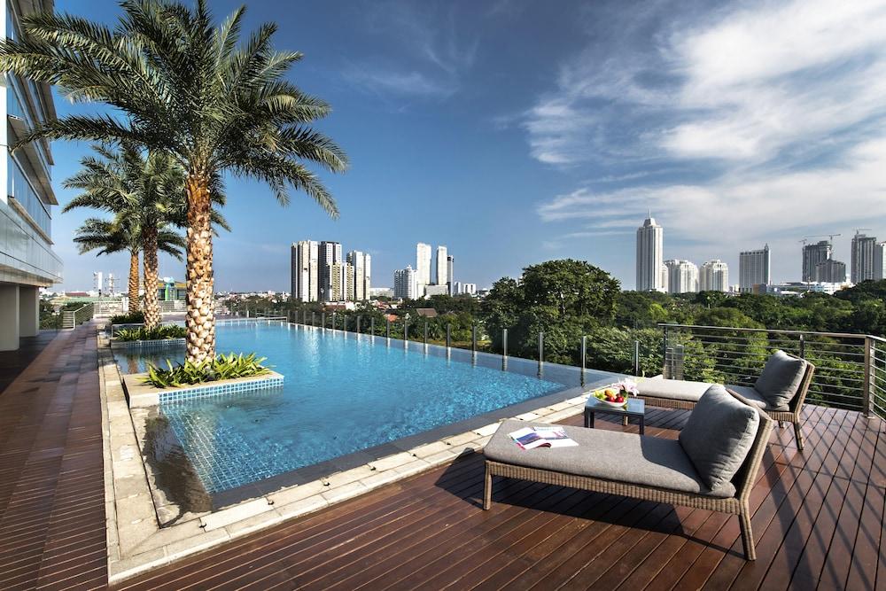 Oakwood Suites La Maison Jakarta - Infinity Pool