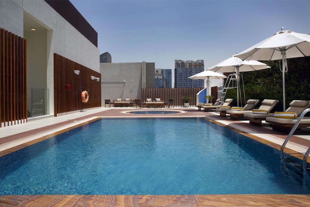 جرايتون هوتل دبي - Rooftop Pool
