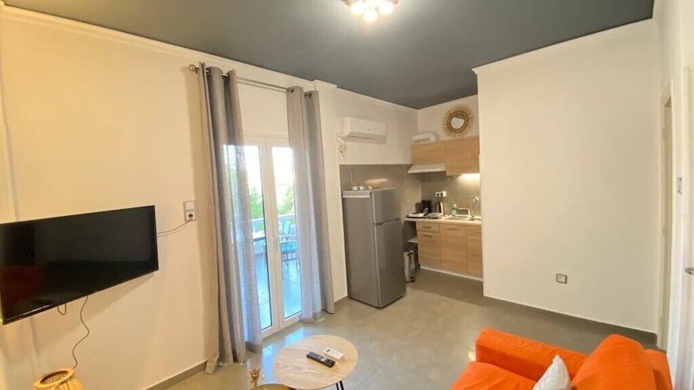 Breeze One Bedroom Apartment by BluPine - Room