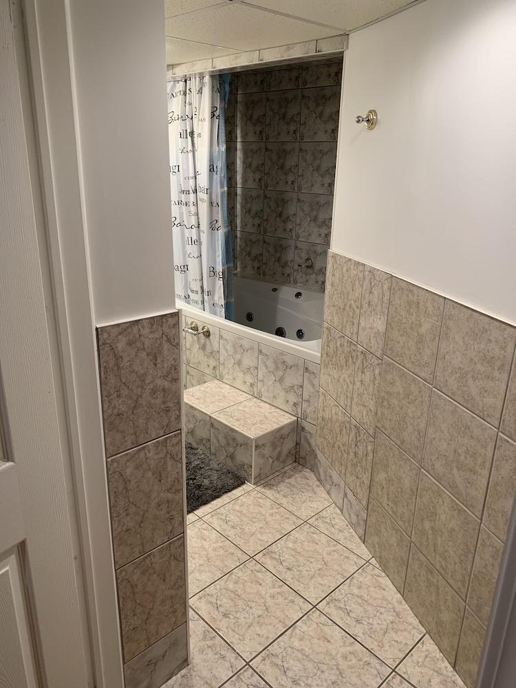 Beautiful Brampton Home - Bathroom