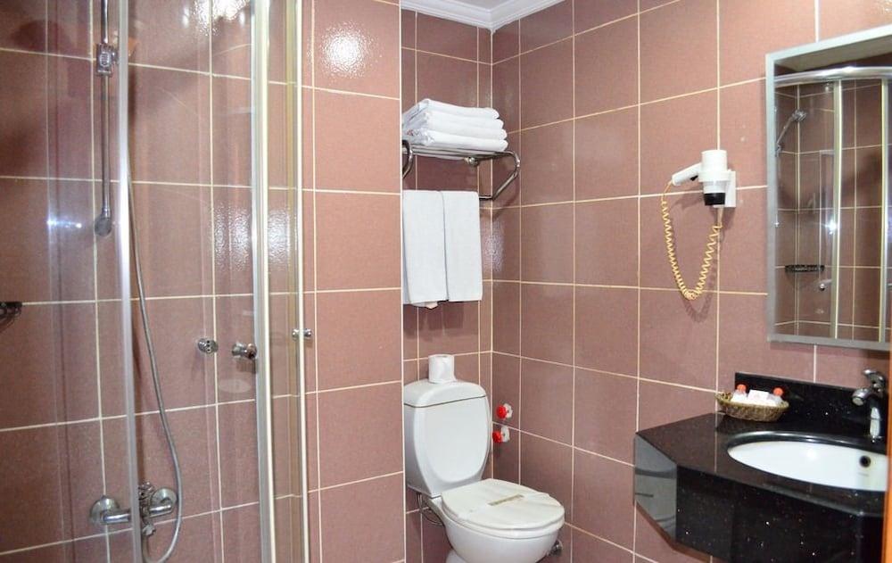 Ebru Hotel - Bathroom