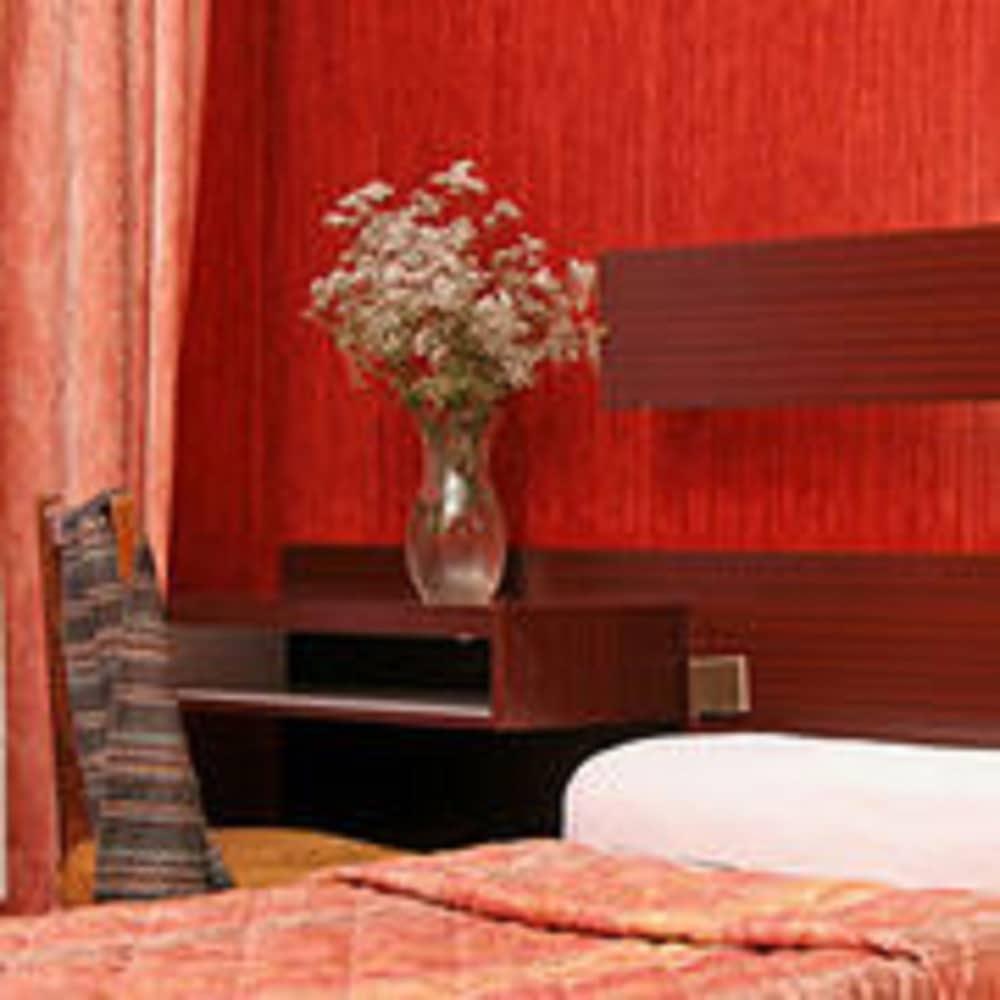 Hotel Camelia International - Room
