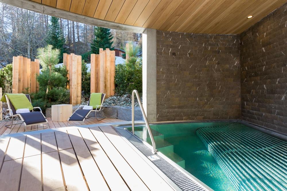 The Alpina Mountain Resort - Outdoor Pool