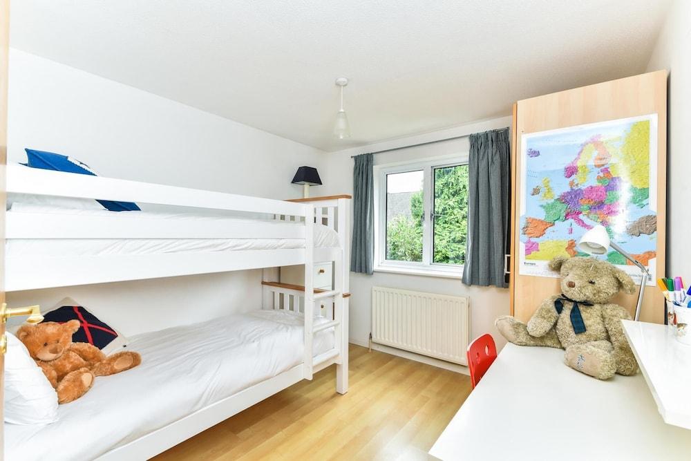 Modern 4 Bedroom Terraced House by the Thames! - Room