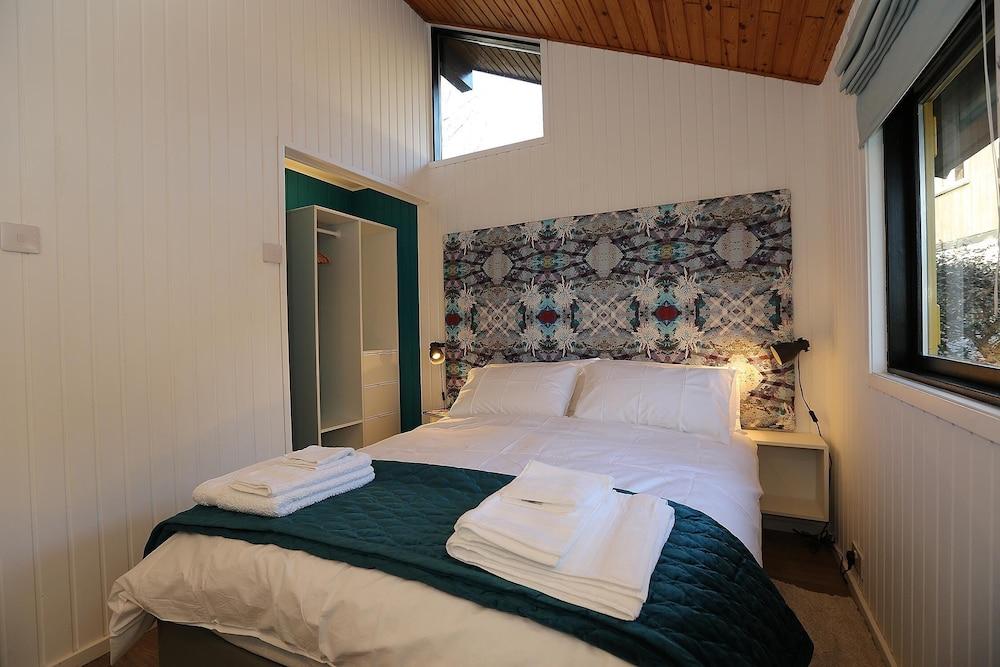 Cosy Modern Nordic Lodge w/ Loch View & Log Burner - Interior