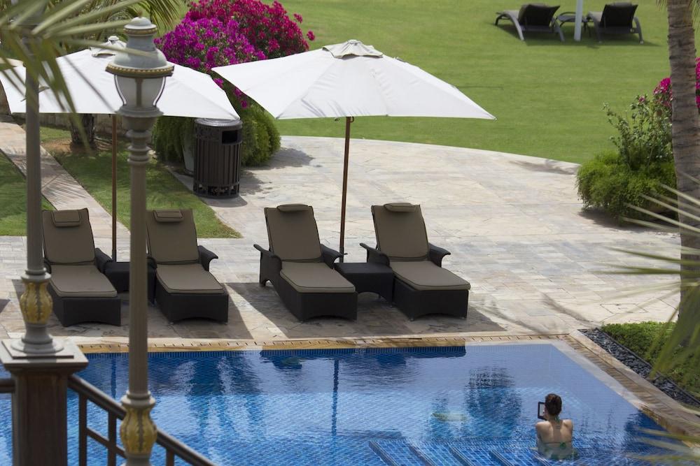 Shangri-La Hotel Apartments Qaryat Al Beri - Outdoor Pool