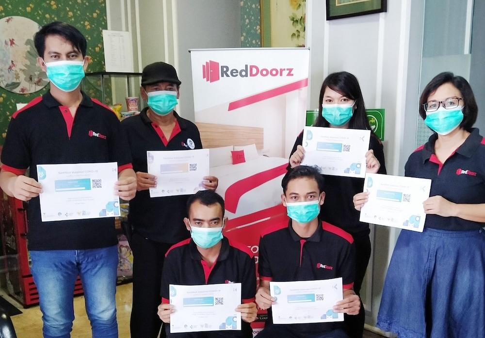 RedDoorz Premium near RS Pondok Indah - Reception