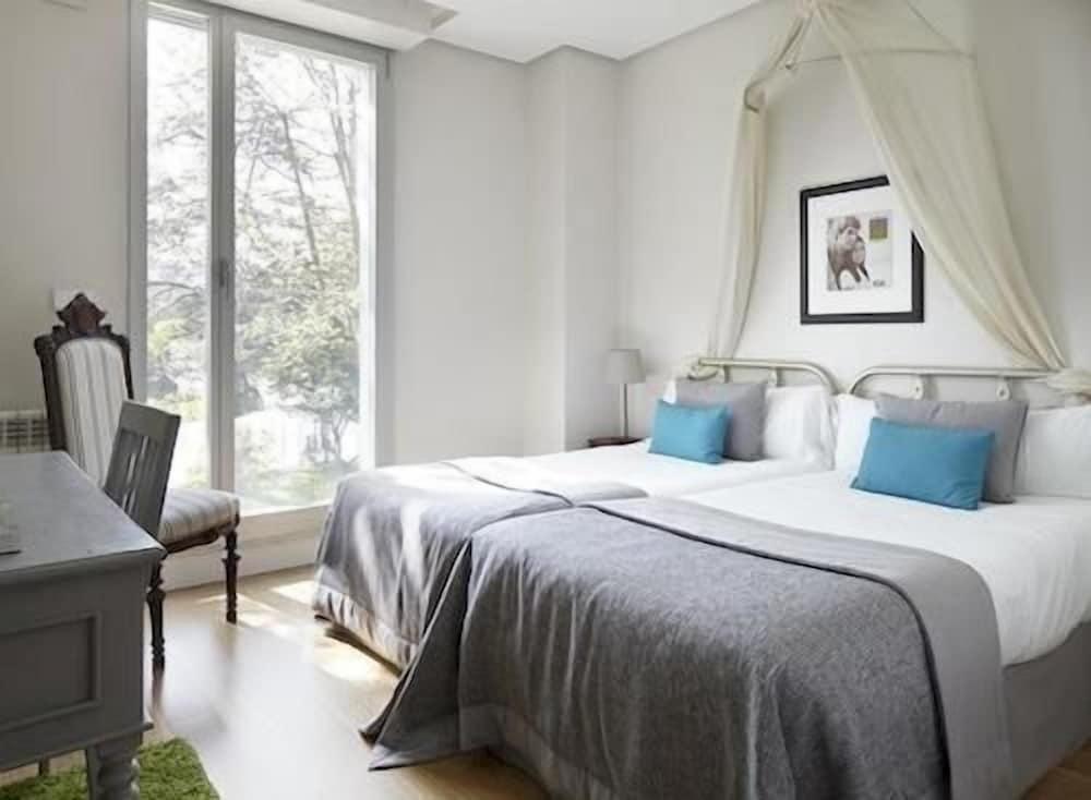 Amara Astoria - Luxury Apartments - Featured Image