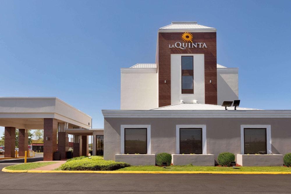 La Quinta Inn & Suites by Wyndham Dothan - Exterior