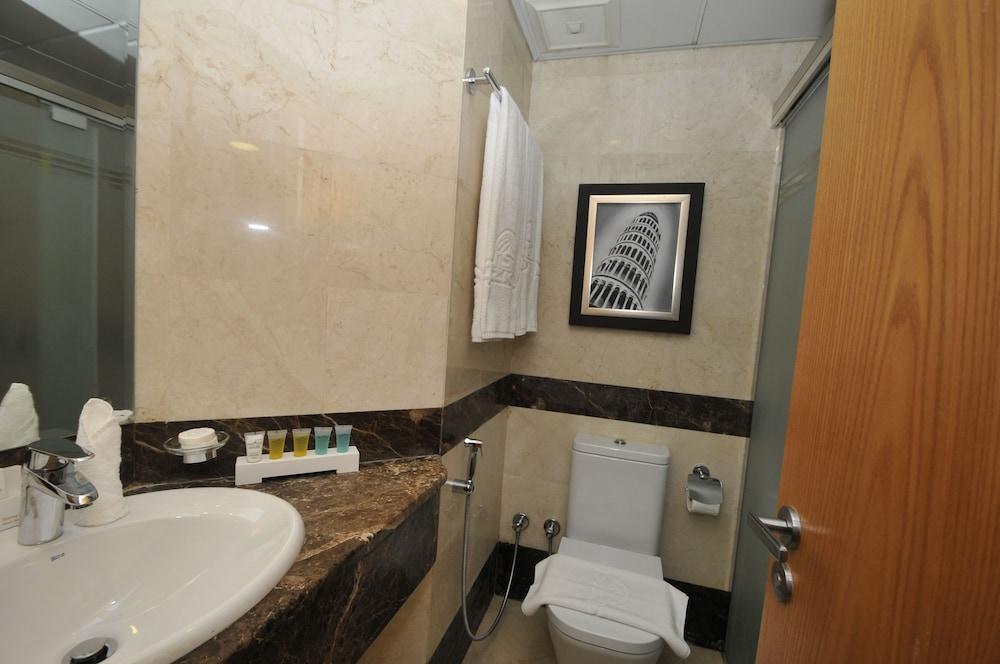 Azka Al Safa Hotel - Bathroom