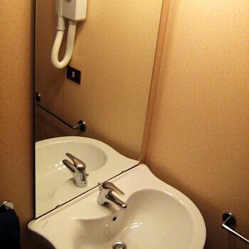 هوتل دا سيزار - Bathroom Sink