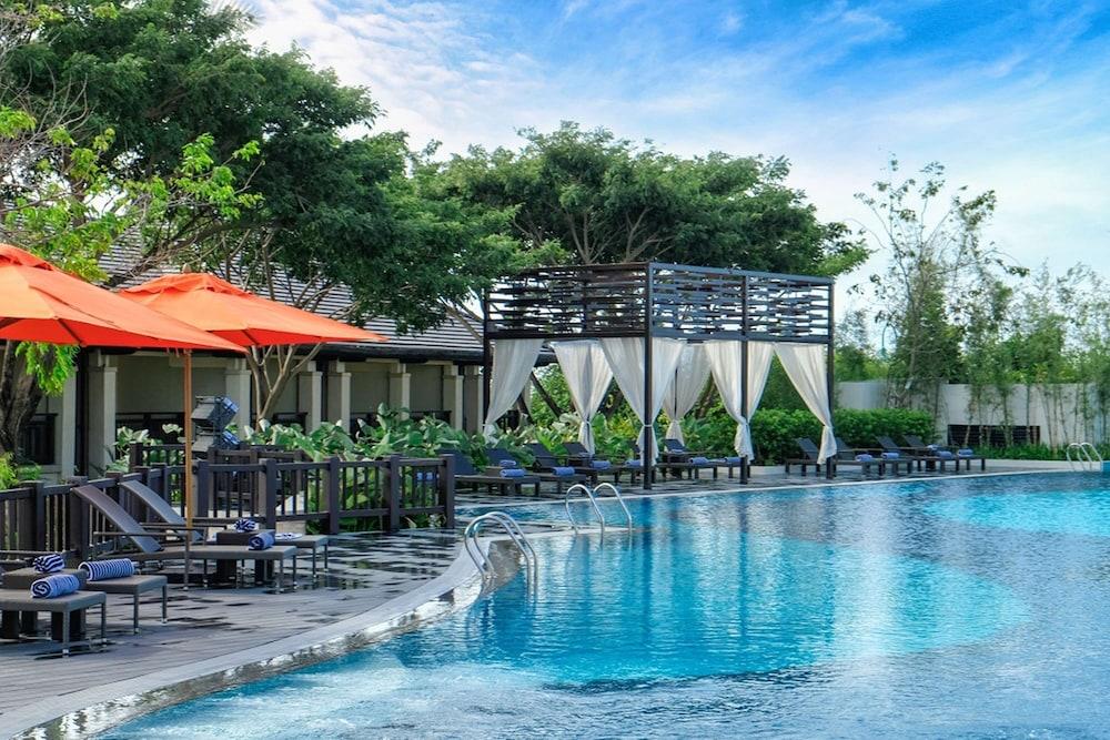 Crimson Resort and Spa Mactan - Outdoor Pool