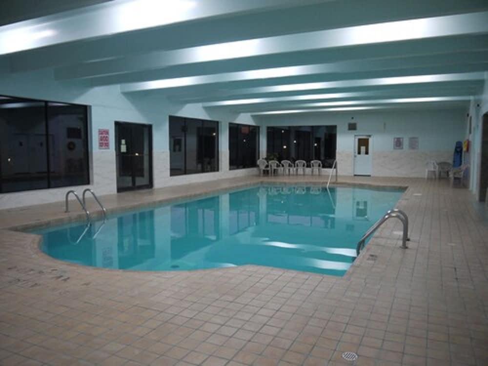Newmarket Inn - Pool