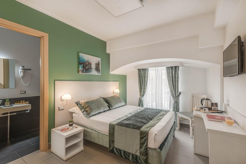 Trevi Palace Hotel - Room