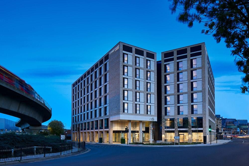 Courtyard by Marriott London City Airport - Exterior