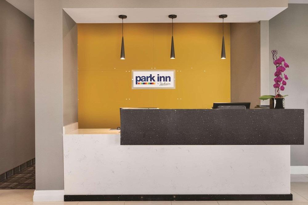 Park Inn by Radisson Brampton, On - Lobby