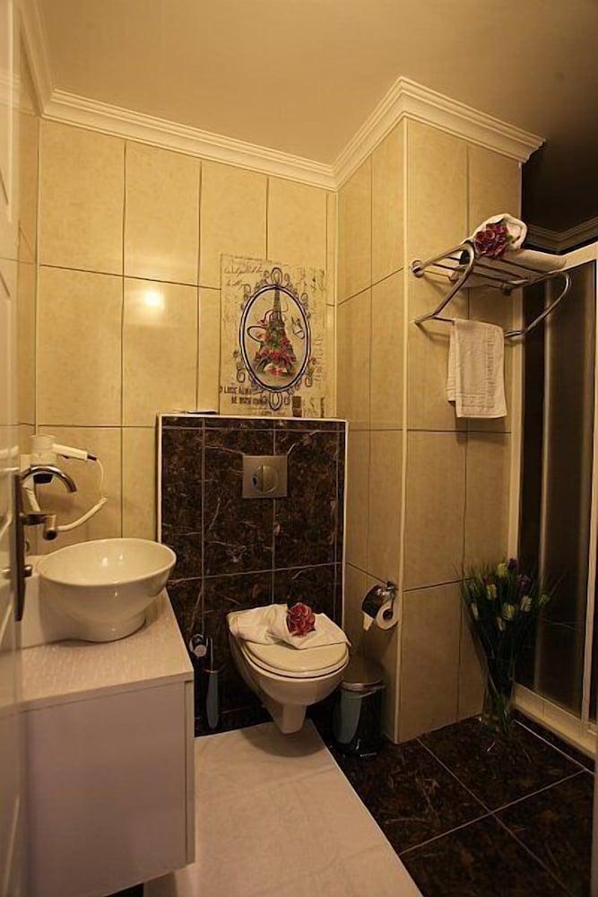 City Hotel - Bathroom