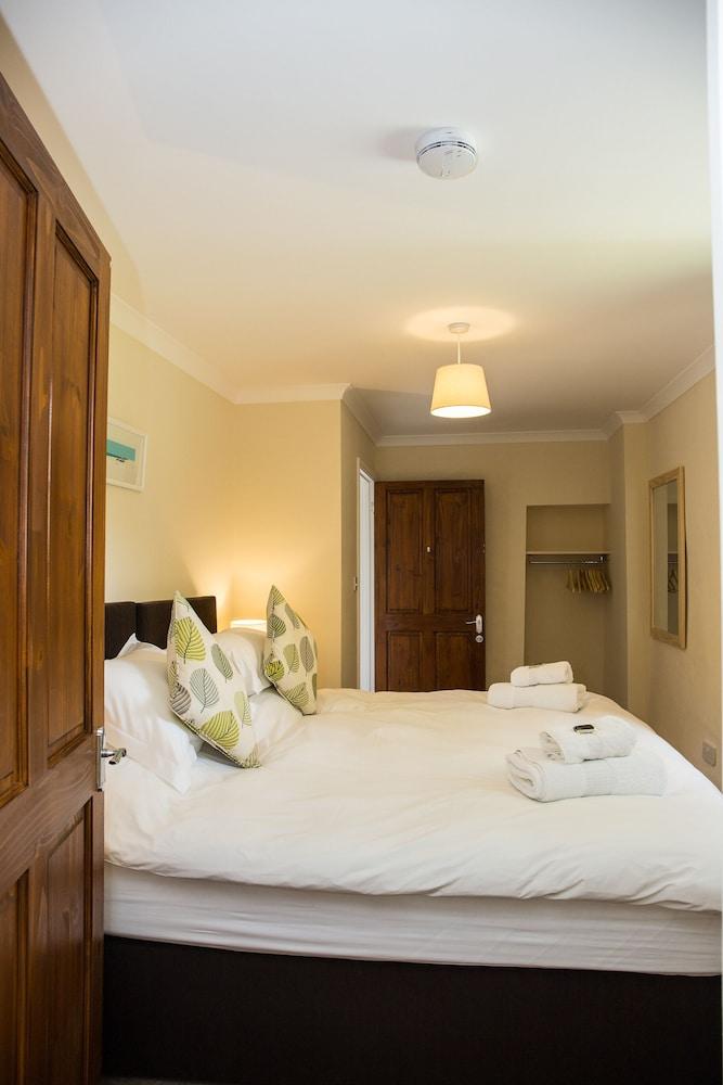 Pendragon Country Cottages - Room