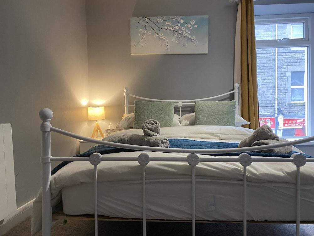 Cosy 2 Bed Flat 1 in Bridgend - Room