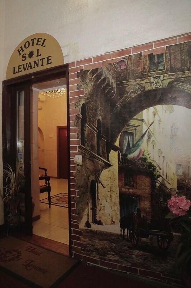 Hotel Sol Levante - Interior Entrance