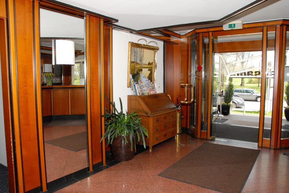 Ambassador Parkhotel - Interior Entrance