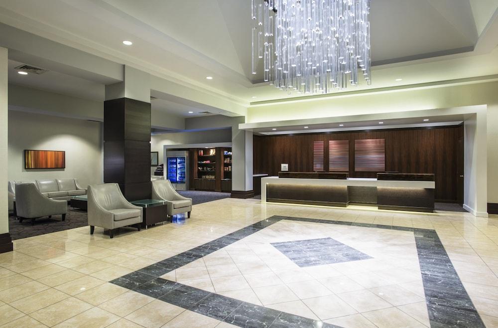 Hilton Winnipeg Airport Suites - Interior Entrance