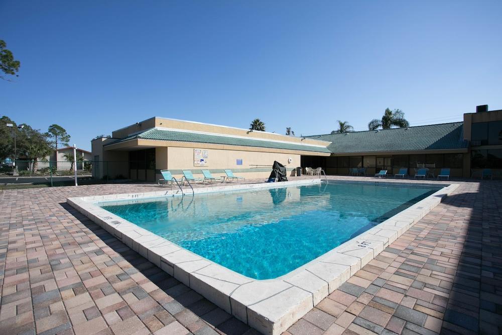 Budget Inn Sanford - Outdoor Pool