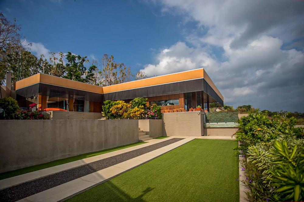 The Arancia Luxury Villa - Featured Image