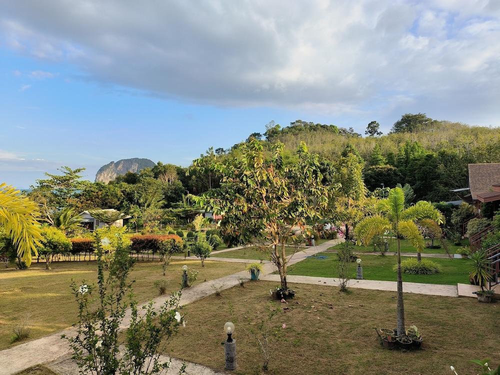 Sunrise Beach Koh Yao Resort - Property Grounds