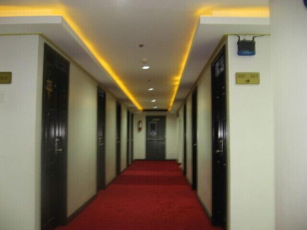 Best Suite Hotel - Hallway