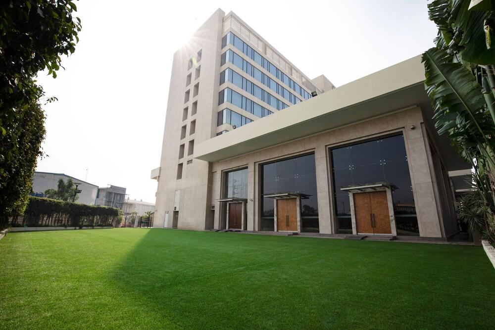 Courtyard by Marriott Pune Chakan - Property Grounds