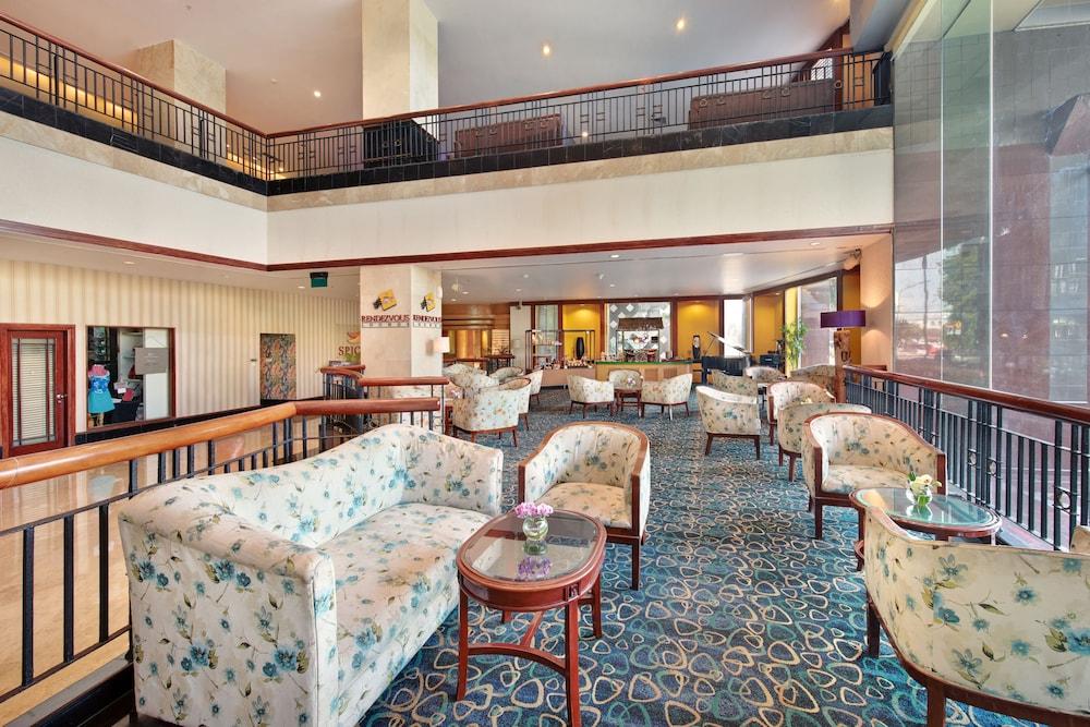 Lumire Hotel and Convention Center - Lobby Lounge