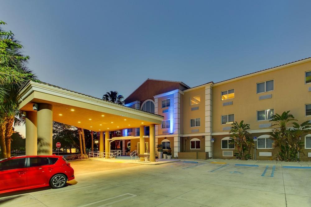 Holiday Inn Express & Suites West Palm Beach Metrocentre, an IHG Hotel - Exterior