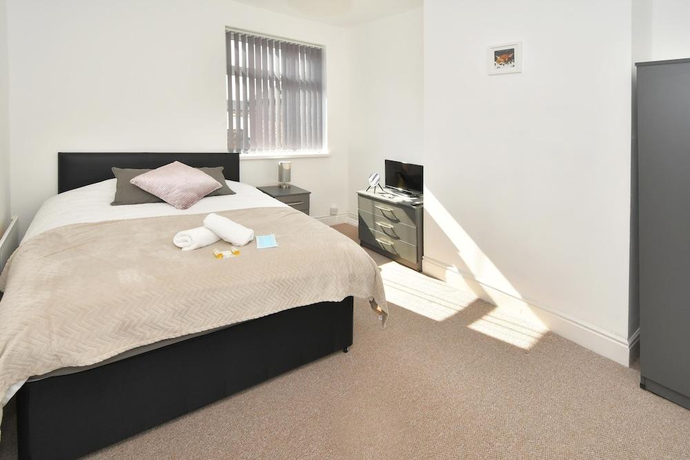 Townhouse @ Woodhouse Street Stoke - Featured Image