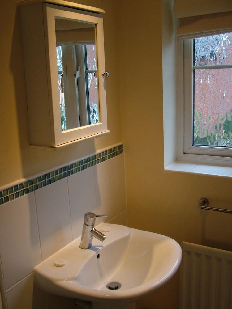 Thistle Cottage - Bathroom Sink