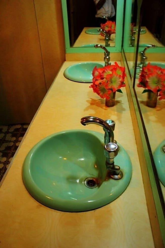 Privilege Houseboats - Bathroom Sink