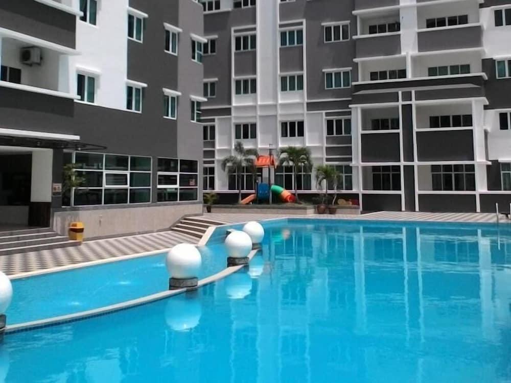 D'Embassy Serviced Residence Suites - Outdoor Pool
