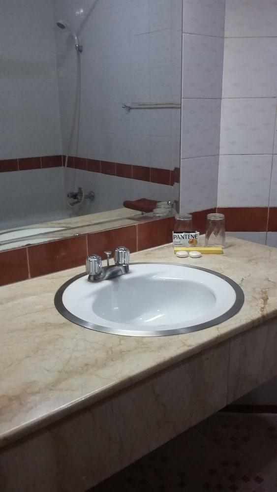 Hotel Surya Baru - Bathroom Sink