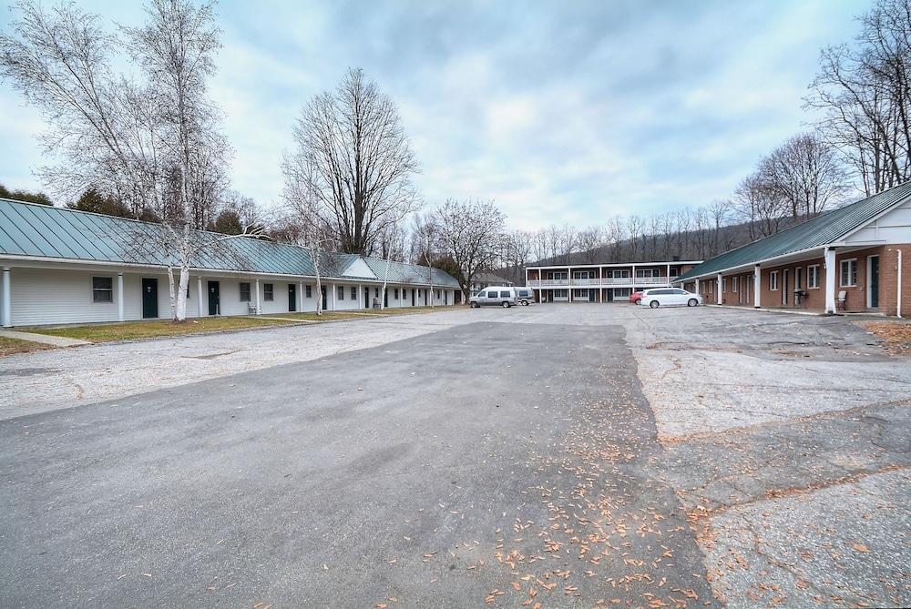 Colonial Motel And Spa - Property Grounds