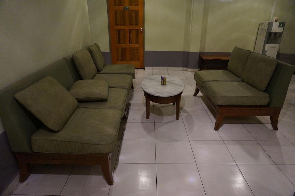 Amara Motel - Lobby Sitting Area