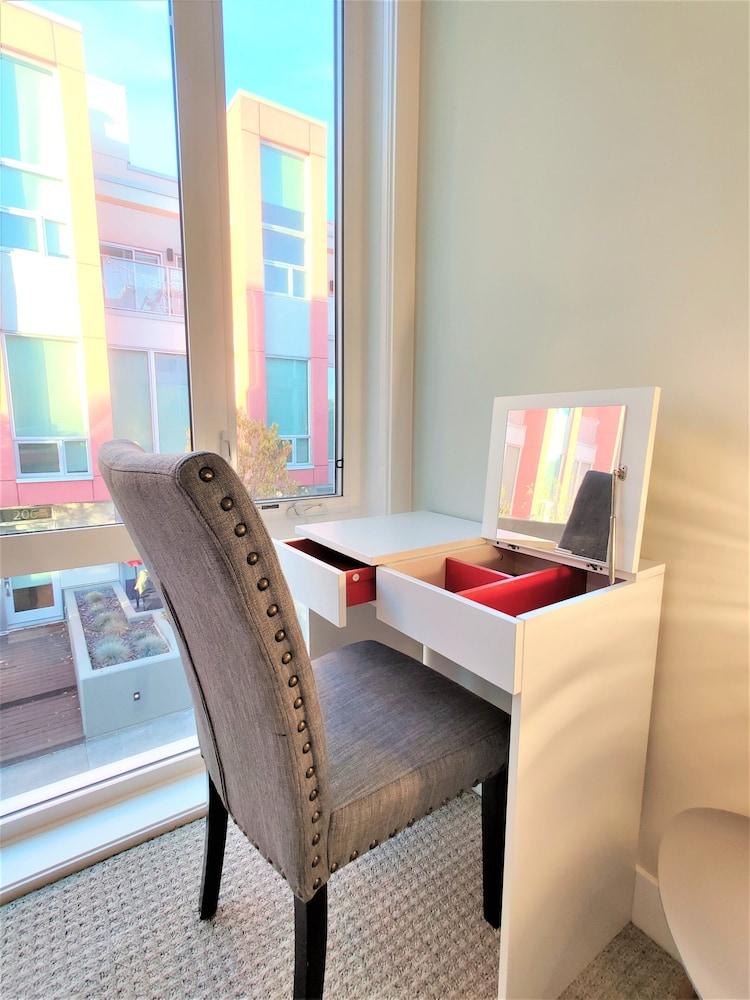 Monki Di Executive Suites - GLAS - Luxury Inner City Home 3 min to Downtown w Private Rooftop Patio Fireplace - Room