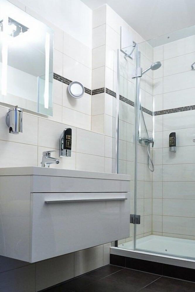 Wendelstein Apartments - Bathroom