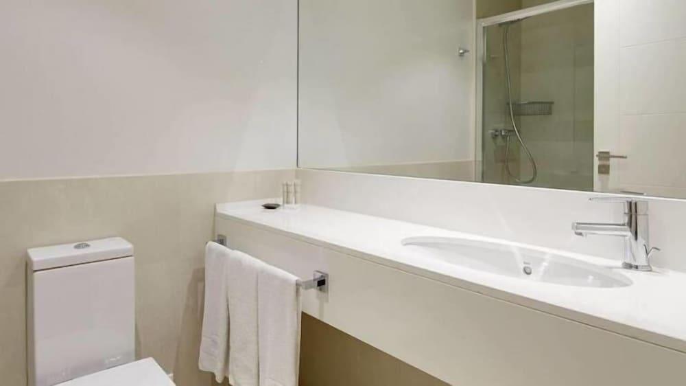 Amara Astoria - Luxury Apartments - Bathroom