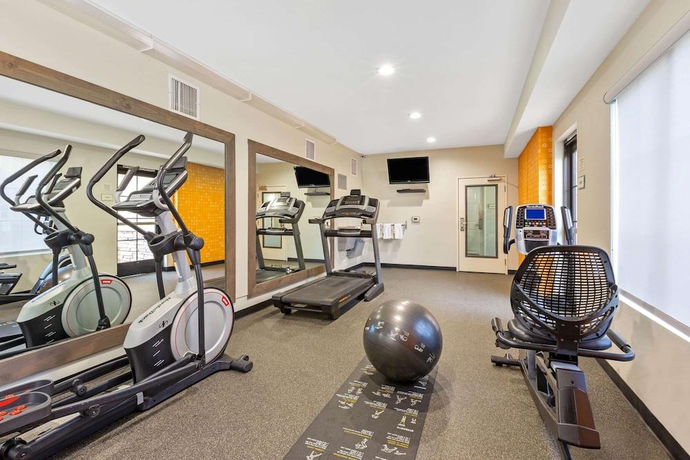 La Quinta Inn & Suites by Wyndham NE Long Beach/Cypress - Fitness Facility