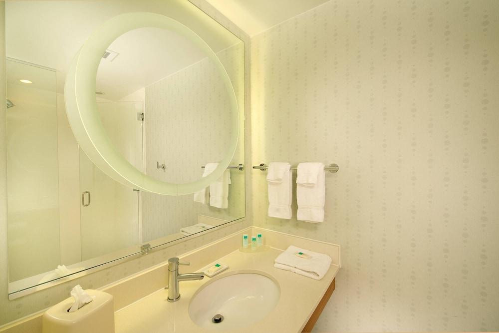 SpringHill Suites Alexandria - Bathroom