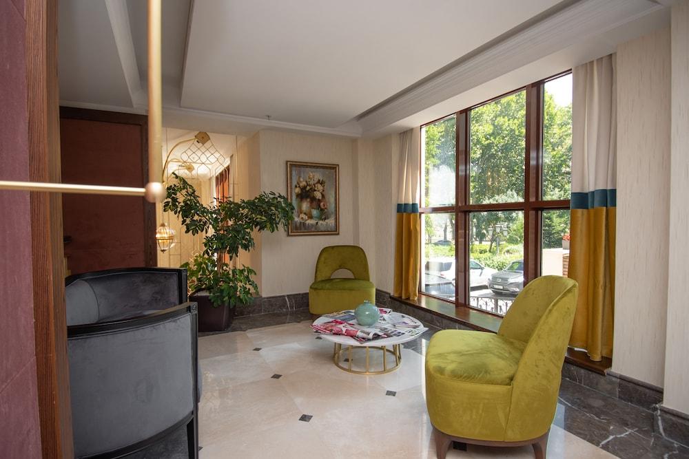 Tiflis Palace - Lobby Sitting Area