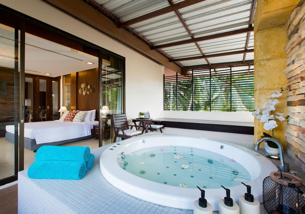 Coconut Village Resort - Private Spa Tub
