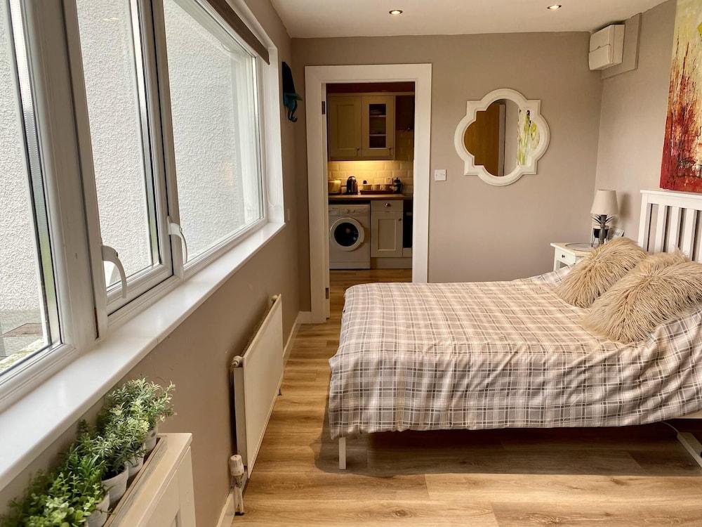 Ballygally Seaview and Garden 1 Bedroom Hideaway - Room